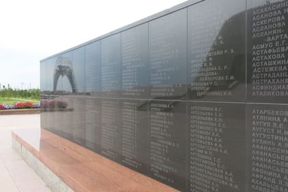 Placas de granito negro recuerdan a las prisioneras en una inacabable lista en orden alfabético.