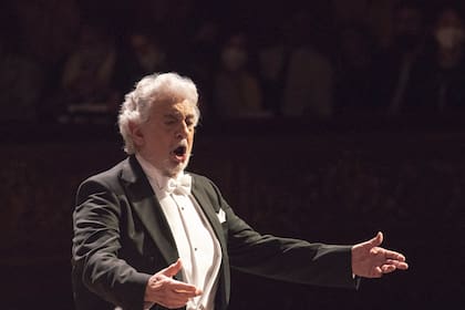Plácido Domingo junto a la Orquesta Estable del Teatro Colón bajo la dirección musical del maestro Jordi Bernàcer y la actuación de la soprano María José Siri
