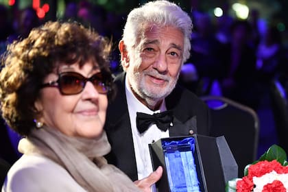 Plácido Domingo junto a su esposa Marta, en Salzburgo