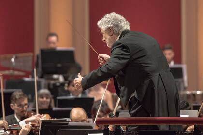 Plácido Domingo probó la histórica batuta de Toscanini en un concierto a beneficio de los damnificados por la guerra en Ucrania, en el Teatro Colón
