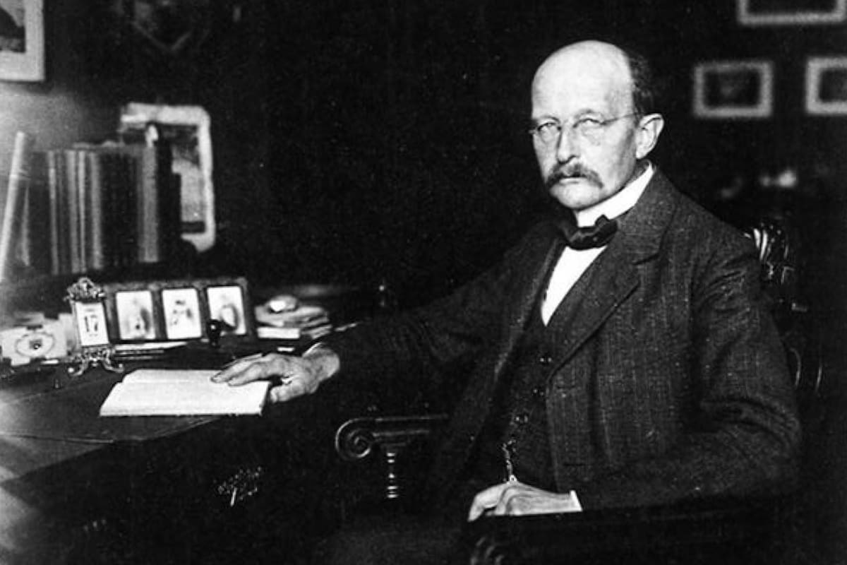 Planck fue galardonado en 1918 con el Premio Nobel de Física "por su papel en el avance de la física debido al descubrimiento de la teoría cuántica"