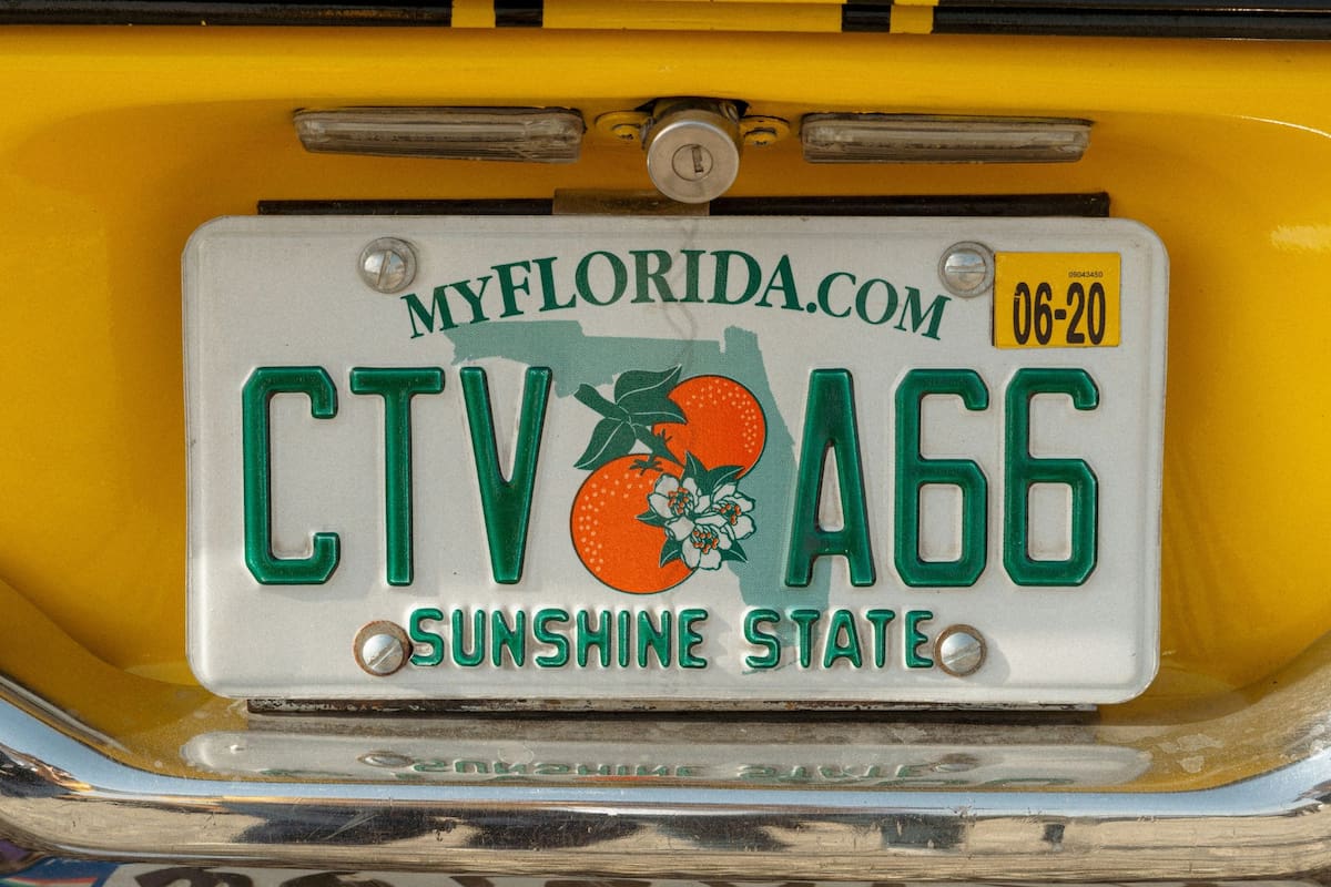 Planean eliminar calcomanía amarilla en Florida (Unsplash)