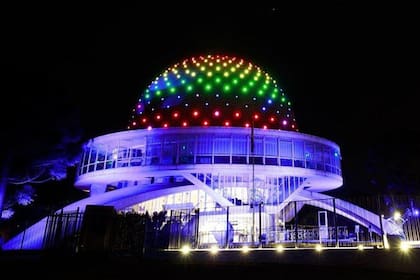 Planetario iluminado Día del Orgullo: la Ciudad ilumina monumentos con los colores de la bandera LGBTIQ+