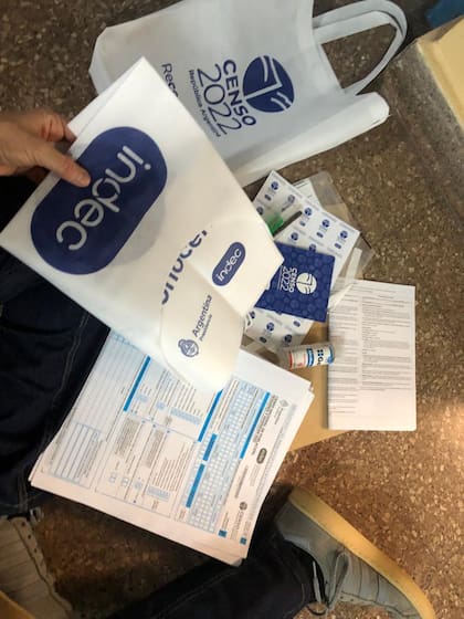 Planillas, sobres, stickers, credencial, pechera, alcohol en gel y útiles: el kit del censista