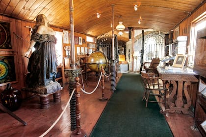 Planisferios, cajas de insectos, cartas de navegación, mapamundis, caracolas y telescopios adornan la casa.