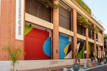 "Plano Inesperado", el mural de Elián Chali en la fachada del Museo de Arte Moderno