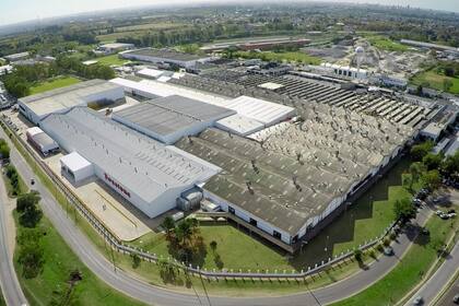 Toma aérea de la planta de Bridgestone en Llavallol