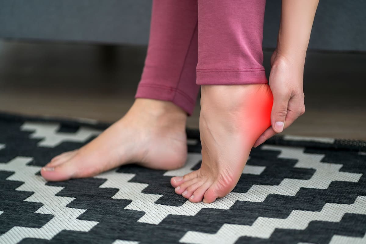 La fascitis plantar genera dolor y puntadas agudas en el talón