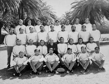 Plantel gira Pumas a Sudáfrica 1971.
Parados arriba, de izquierda a derecha: Ronnie Foster, Roberto Matarazzo, Arturo Rodríguez Jurado, Eduardo Morgan, Hugo Nicola, Dudley Morgan, Julio Walther, Néstor Carbone.
Parados segunda fila: Hugo Miguens, Marcelo Pascual, Aitor Otaño, Alejandro Travaglini, Jorge Wittman, Adrián Anthony, Arturo Orzábal, José Javier Fernández, Luis García Yañez.
Sentados: José Constante, Néstor Pérez, Eduardo Poggi (entrenador), Federico De la Rúa (presidente delegación), Héctor Silva (capitán), Angel Guastella (entrenador), Ricardo Handley, Miguel Morgan.
Abajo: Adolfo Etchegaray, Tomás Harris-Smith, Ricardo Espagnol, Mario Walther, Héctor Méndez, Guillermo Blacksley.