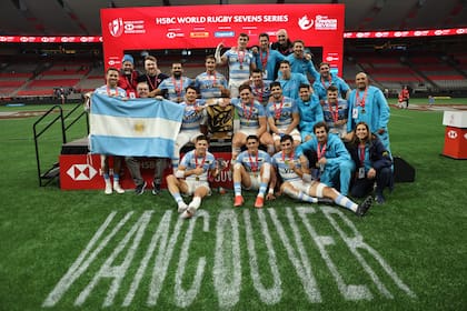 Plantel y cuerpo técnico de los Pumas 7s celebran el oro en Vancouver