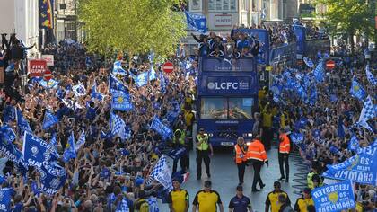 Plantel y población de Leicester unidos en un festejo inolvidable