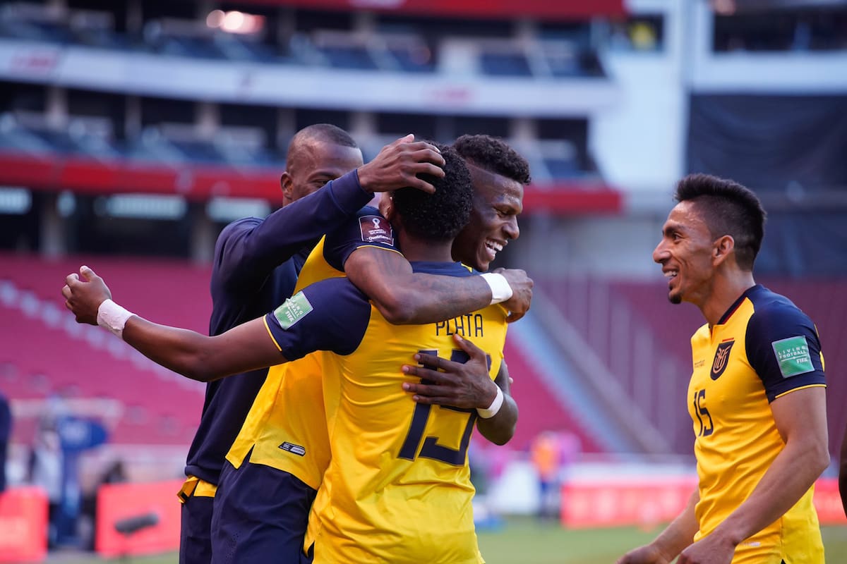 Plata, autor de un golazo, es abrazado por sus compañeros