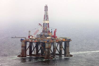 Una plataforma petrolera en el Atlántico sur