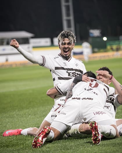 Platense, campeón del Torneo Apertura 2025, derrotó a Defensa y Justicia en el cierre de la fecha 8
