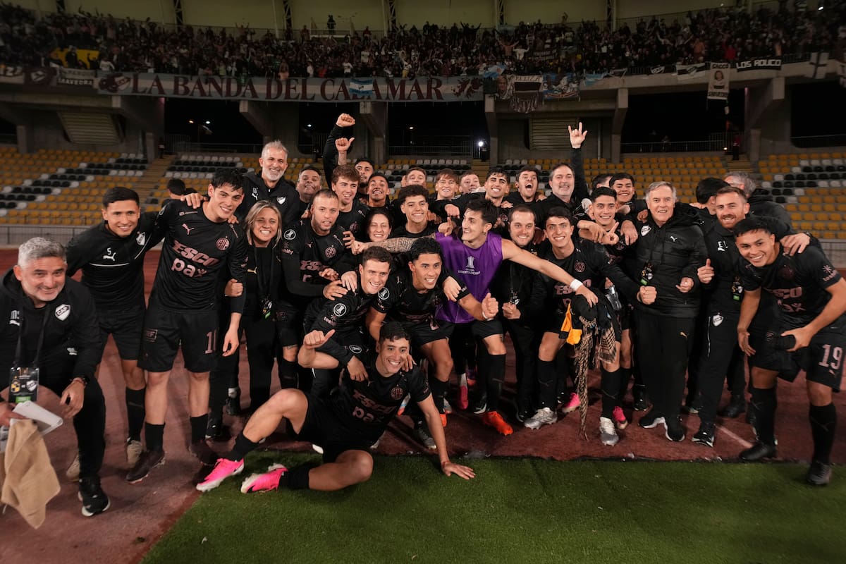 Platense festeja la histórica clasificación para los cuartos de final en el estadio Francisco Sánchez Rumoroso, de Coquimbo