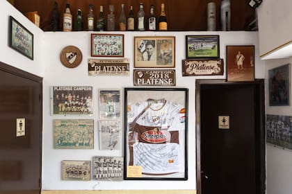 Platense presente. Rincón Calamar en el bar La Escuela.