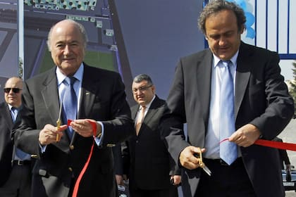 Platini, acusado, y Blatter sospechado de pagarle al francés con dinero de la FIFA