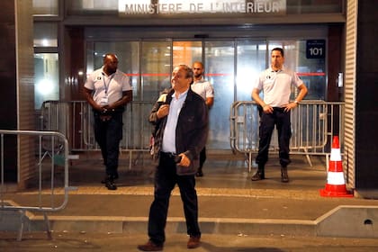 Platini recuperó la sonrisa después de permanecer unas horas detenido en Nanterre