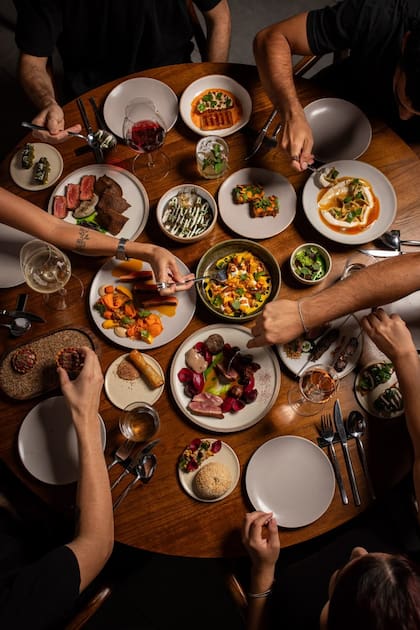 Platitos para compartir y al centro de la mesa, la premisa del restaurante