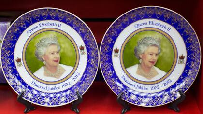 Plato conmemorativo del Jubileo de Diamante (1952-2012) de la reina Isabel II. El reconocimiento de la reina supera a Beyoncé y a Bill Gates
