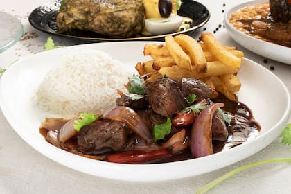 Plato de carne salteada peruano con cilantro