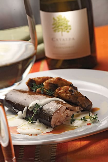 Trucha de criadero propio con croquetas de papas y aromáticas, en Rincón Atamisque.