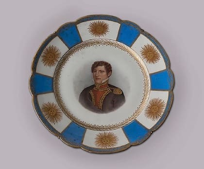 Plato decorativo de 1910, en el Centenario de la Revolución de Mayo, con litografía estampada de Andrea Bacle