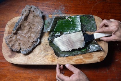 Plato ganador del Prix Baron B realizado por Gunther Moros: un pacú envuelto en hoja de banano, cocido al rescoldo y recubierto con barro “ña’ú”.