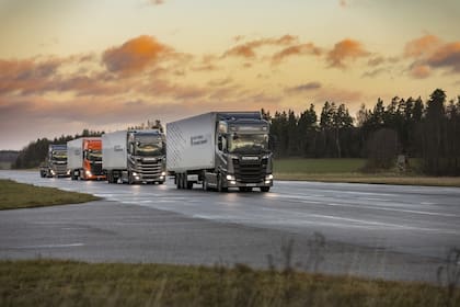 Platooning. Un camión líder, manejado por un conductor, guía una caravana de vehículos autónomos que “copia” los movimientos del primero