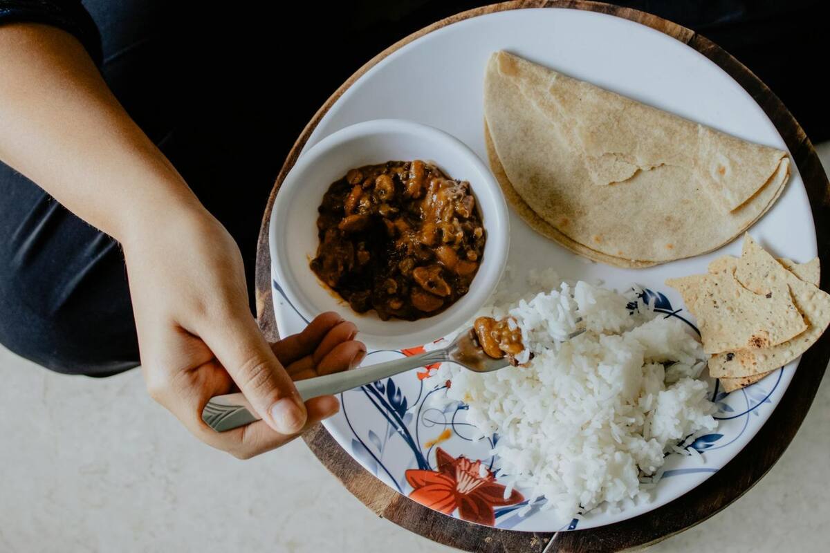 Platos compuestos con arroz y frijoles es uno de los tradicionales para atraer la abundancia en la mesa de fin de año (Pexels/Vivaan Rupani)