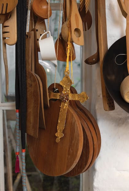 Platos de madera, bandejas, cucharas de distintos tamaños y los cuchillos enfundados encuentran un rincón junto a torres de tazas de cerámica, en un desorden ordenado en estantes de perfiles galvanizados o ganchos para colgar.