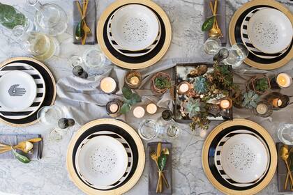Platos de porcelana con borde de oro y motivo de Hamsa impreso (George Home Couture).