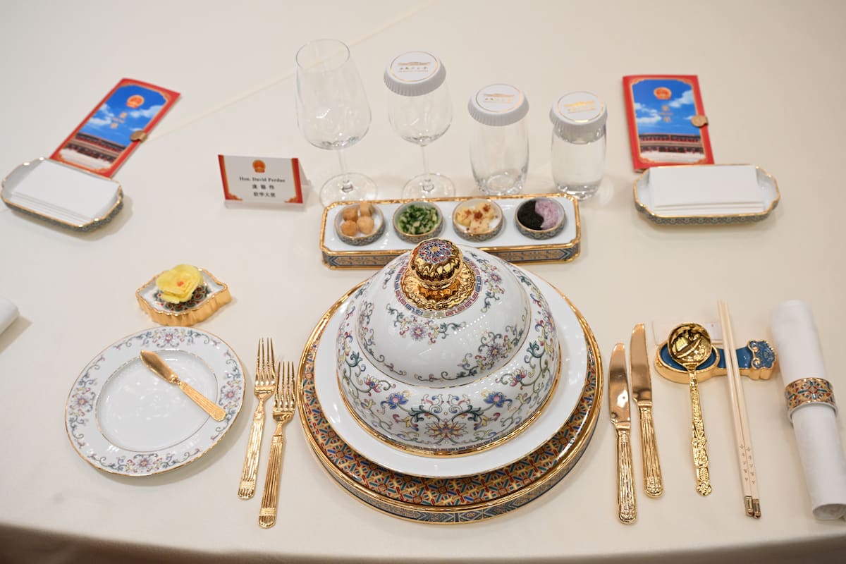 Platos dispuestos en un banquete de Estado para Trump y Xi Jinping, en el Gran Palacio del Pueblo, en Pekín, el 14 de mayo de 2026