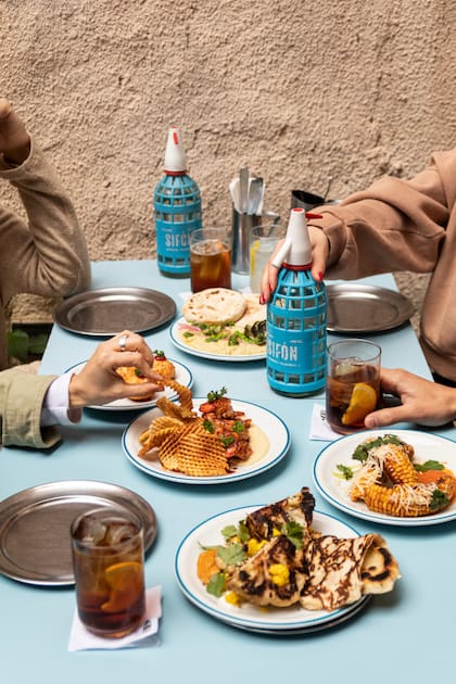Platos para compartir y bebidas que involucran la soda son el corazón de la propuesta.