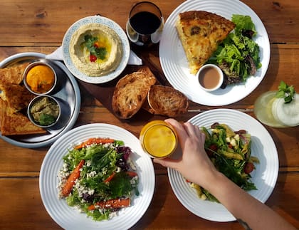 Platos pensados para compartir pueblan la mesa en Lutero.