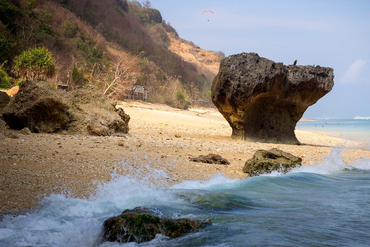 Playa de aguas cálidas y turquesas en Bali.