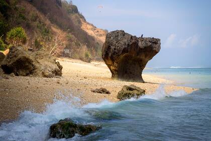 Playa de aguas cálidas y turquesas en Bali.