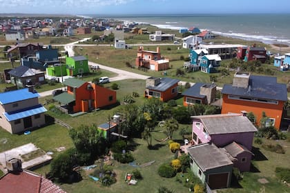 Las coloridas casas de la playa de Camet Norte, en el Partido de Mar Chiquita