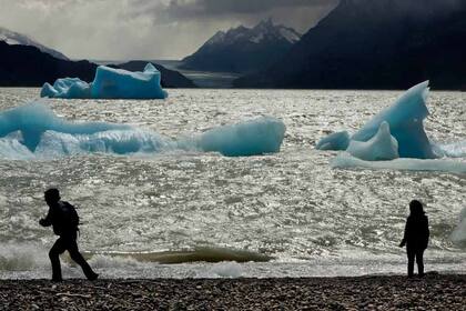 Playa de piedras negras llegan cientos de témpanos de hielo que se desprenden del glaciar Grey, una de las lenguas del Campo de Hielo Sur