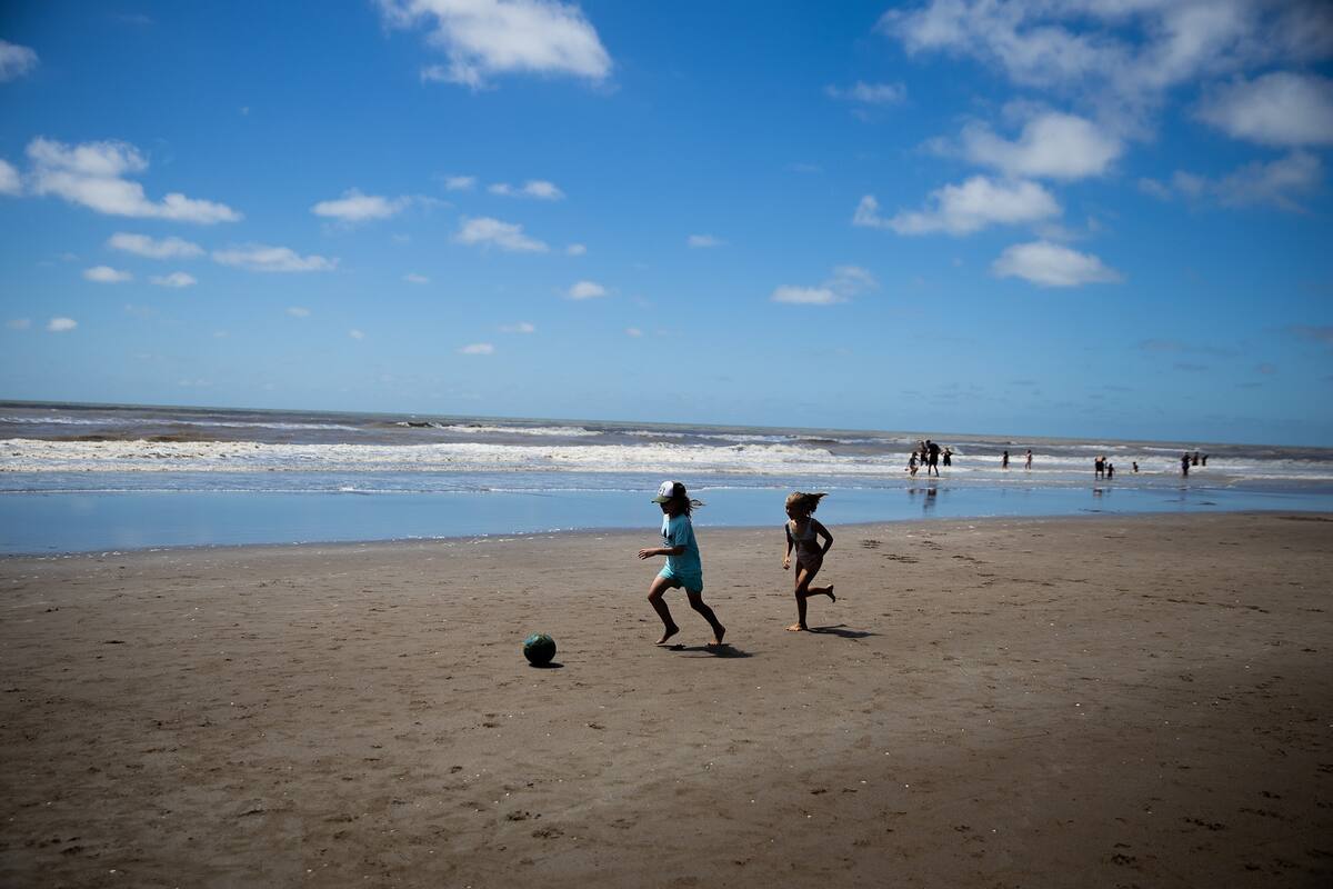 Playa de Santa Teresita, Partido de la Costa, provincia de Buenos Aires, el 22 de Enero de 2021. Esta temporada el partido de la costa fue el más visitado por los turistas de la Costa Atlántica para intentar mantener la distancia y prevenir el contagio de coronavirus.