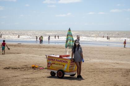 Playa de Santa Teresita, Partido de la Costa, provincia de Buenos Aires, el 22 de Enero de 2021. Esta temporada el partido de la costa fue el más visitado por los turistas de la Costa Atlántica para intentar mantener la distancia y prevenir el contagio de coronavirus.