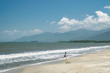Playa del Malecón turístico, con las sierras de Santa Marta de fondo