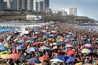 Playa Grande, en Mar del Plata, estaba repleta de turistas ayer
