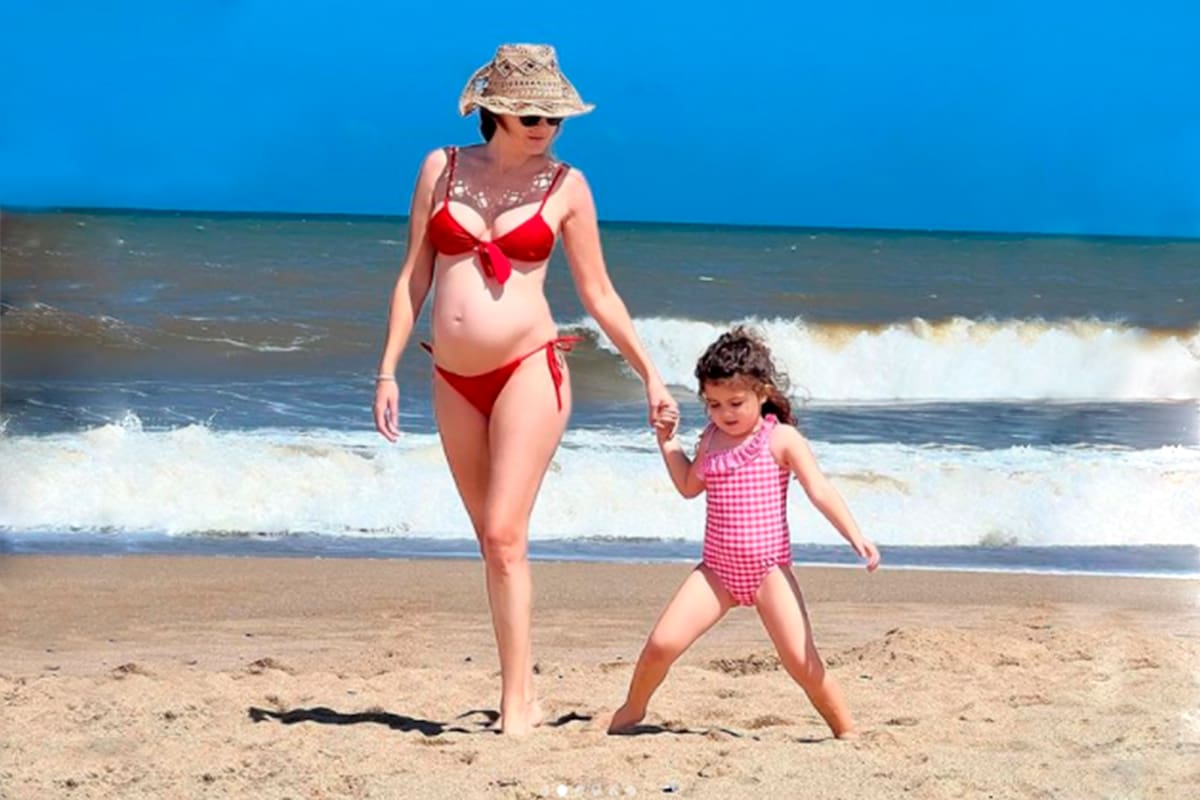 Playa, sol y bikini: las fotos de Isabel Macedo luciendo su embarazo de seis meses