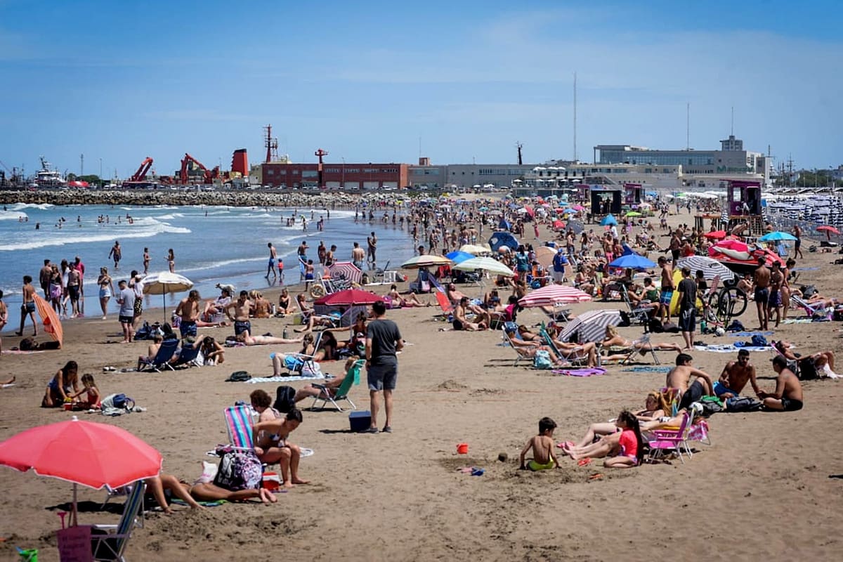 Playas con mucha gente y poco distanciamiento en Mar del Plata