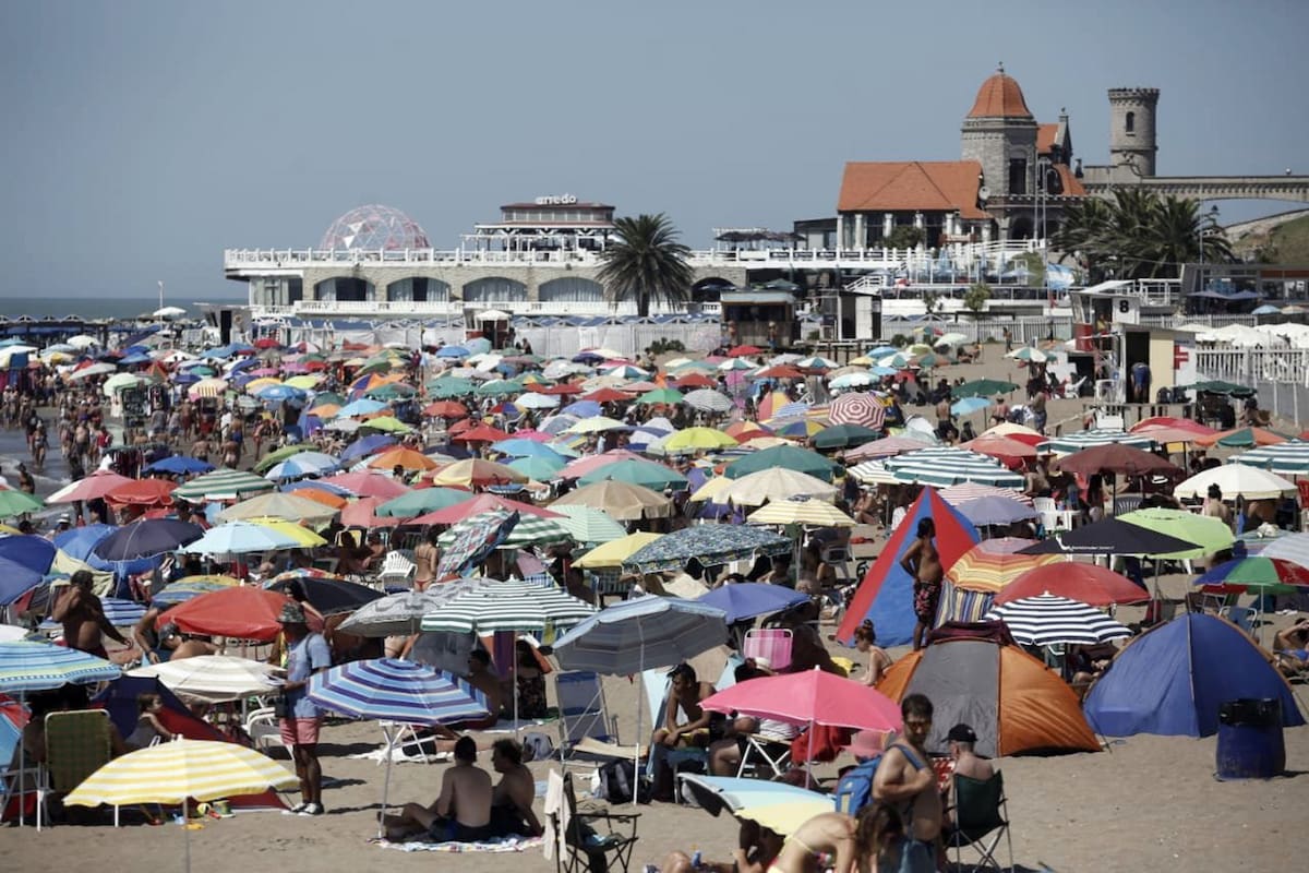 Playas concurridas, a pleno sol y con más de 30 grados, ayer en Mar del Plata