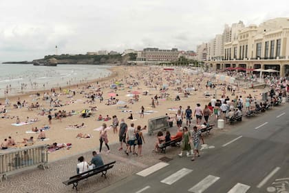 Playas concurridas en Biarritz, al sudoeste de Francia