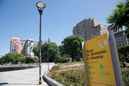 Por la plaza Houssay hay mucho movimiento de estudiantes
