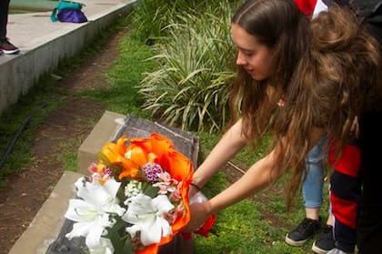El 10 de octubre pasado, como todos los años, el Consejo Argentino de la Danza convocó a un acto junto a la fuente, en memoria de los bailarines del Colón que murieron en la tragedia aérea de 1971
