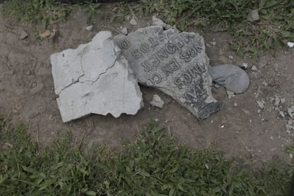 Restos de las placas que recuerdan a las víctimas del accidente aéreo, junto a la escultura en Plaza Lavalle